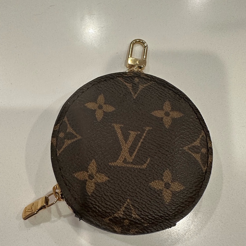 Louis vuitton monogram round coin purse